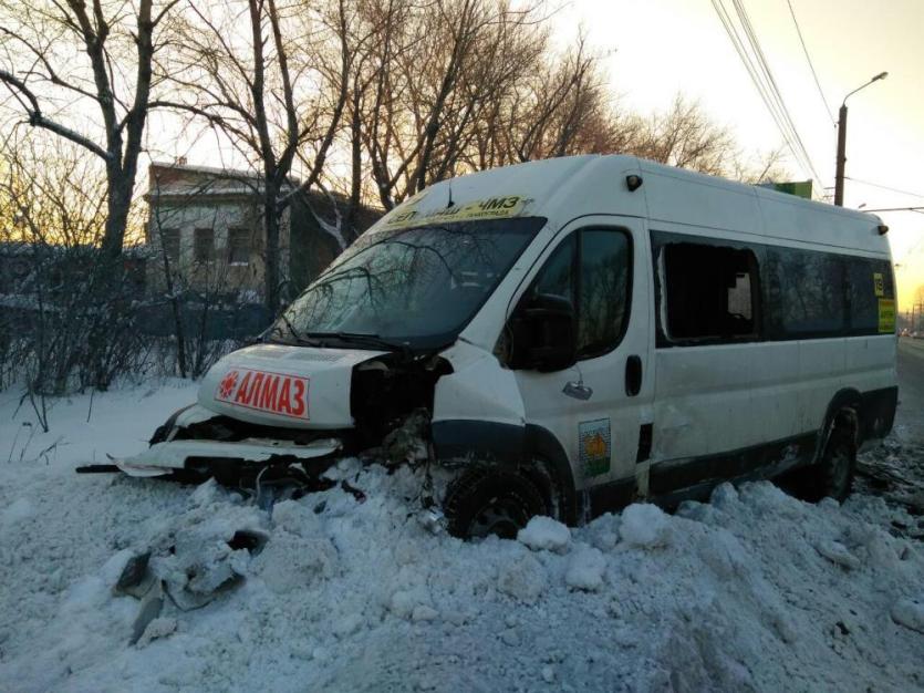 Фото В Челябинске автоледи протаранила маршрутку