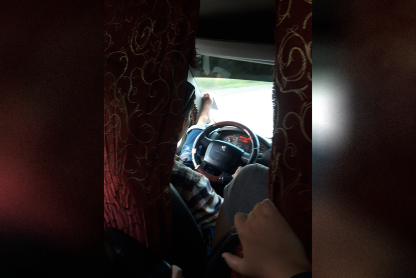 Фото Челябинцы возмущены водителем маршрутки, который во время езды проветривает свои ноги