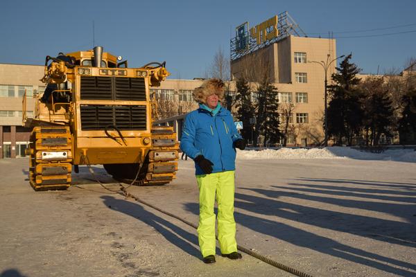 Фото Джон Уоррен оценил мощь Урала, прокатившись на самом большом в мире челябинском тракторе