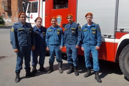 Фото Челябинские пожарные спасли малышку, которая повисла на подоконнике восьмого этажа