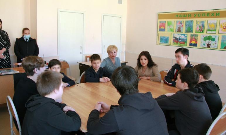 Фото Юлия Сударенко и Евгения Майорова посетили центр для юных правонарушителей