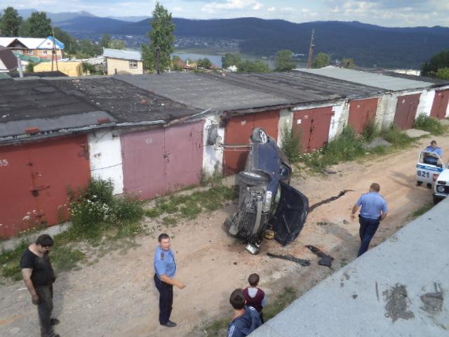 Фото Полиция: В Златоусте за рулем перелетевшей через гаражи иномарки был угонщик