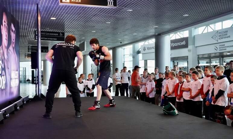 Фото Звезды мирового бокса провели тренировку для юношей и девушек Челябинской области