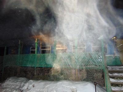 Фото Из горящего рядом с АЗС кафе «Дорожное» вынесли два газовых баллона