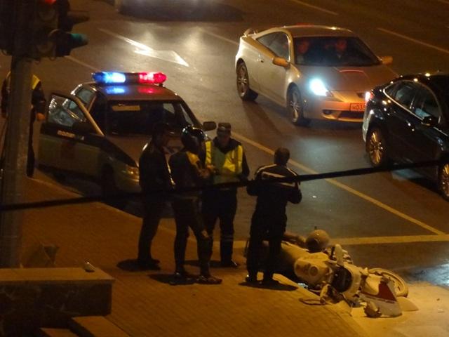 Фото В центре Челябинска из-за столкновения с легковыми автомобилями чуть не загорелся мотоцикл (ФОТО)