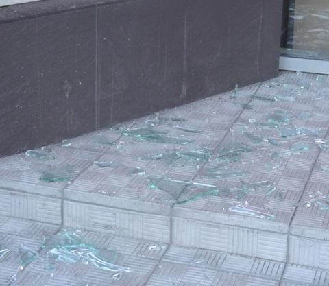 Фото Парень из Златоуста ответит в суде за разбитые стекла в школе