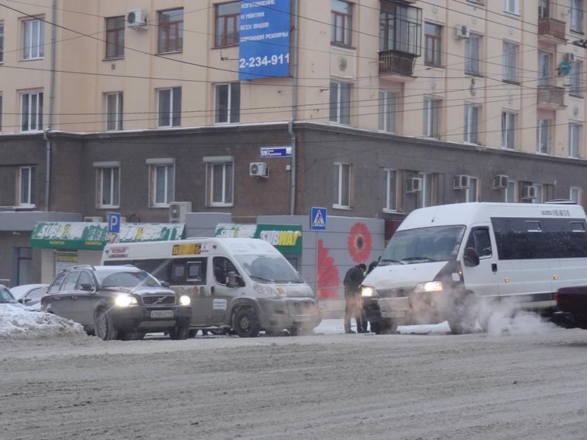 Фото В центре Челябинска столкнулись две маршрутки и иномарка (ФОТО)