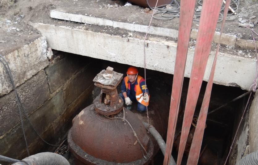 Фото В Ленинском районе Челябинска аварийщики устраняют прорыв бесхозного водовода