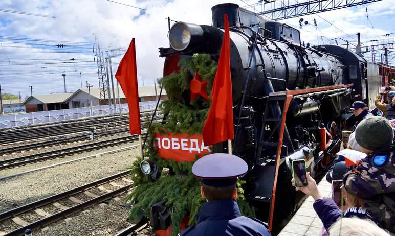 Фото «Поезд Победы» торжественно встретили в Челябинске