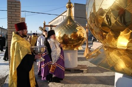 Фото В копейской колонии освятили купола православного храма