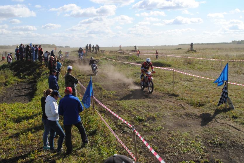 Фото Ветеран-мотогонщик из Копейска взял «серебро» на состязаниях в Курганской области