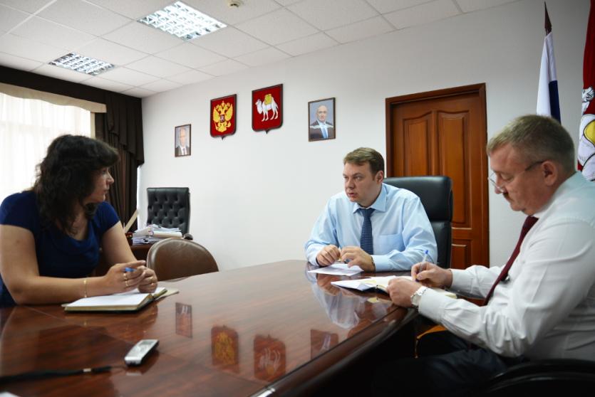 Фото Глава минпрома Бобраков и лидер общественного движения Златоуста Воробьева нашли взаимопонимание по вопросам ЗМЗ