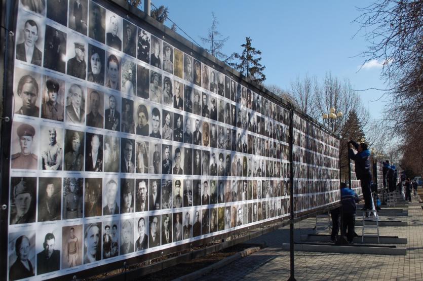 Фото В Челябинске смонтирована первая очередь Стены Памяти – уже размещены 60 тысяч фотографий