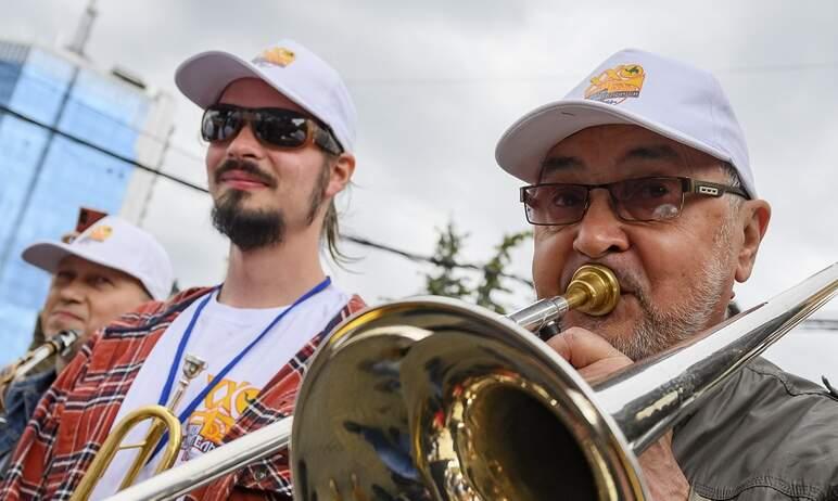 Фото Напевая, шутя и играя - в Челябинске пройдет джазовый стрит-парад