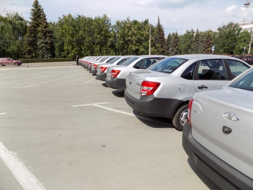 Фото В Челябинске полицейским вручили новые автомобили