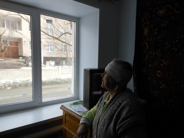Фото В Еманжелинске пострадавшей от метеорита пенсионерке поставили новое окно