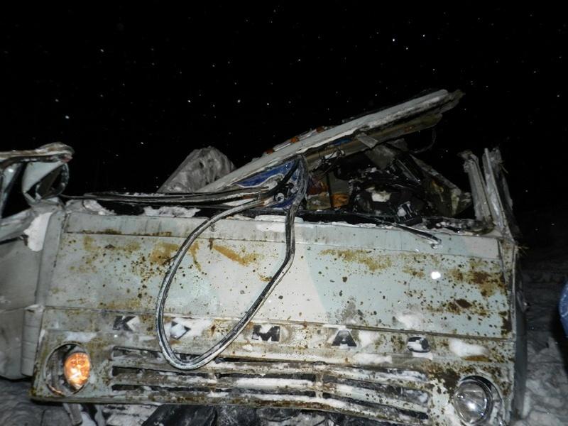 Фото Грузовик с бревнами ночью врезался в автоприцеп с досками, погиб водитель