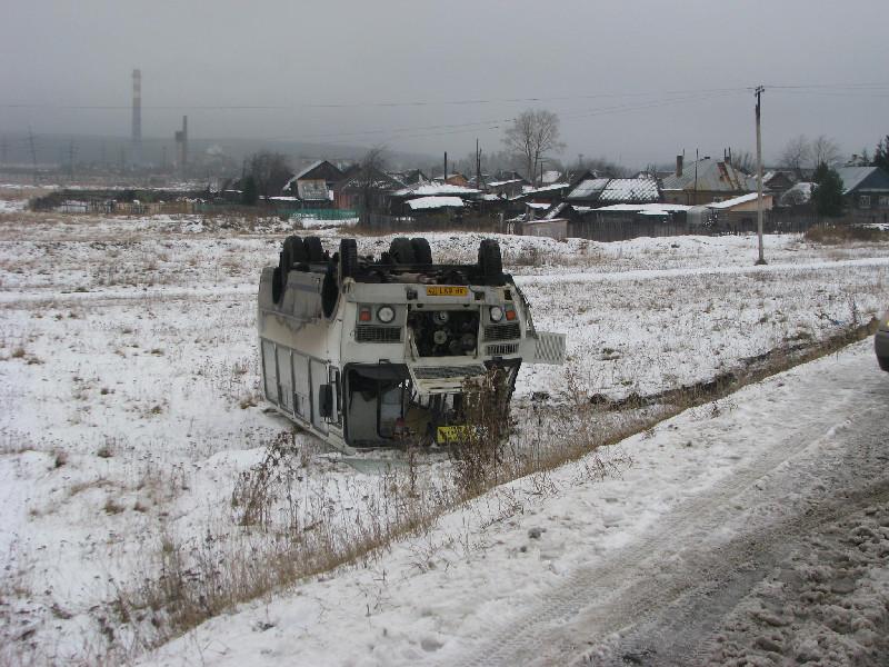 Фото В Челябинской области перевернулся автобус, пострадали четыре человека