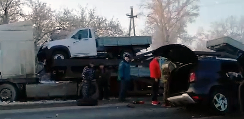 Фото На трассе под Челябинском в массовом ДТП погибли два человека