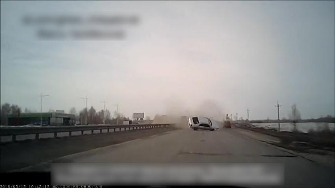 Фото На трассе М-5 иномарка вылетела на встречку и несколько раз перевернулась ВИДЕО