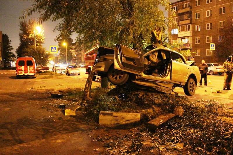 Фото В Челябинске погибли водитель и пассажир иномарки, врезавшись в дерево
