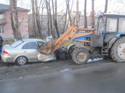Фото В Челябинске иномарка влетела под трактор (ФОТО)