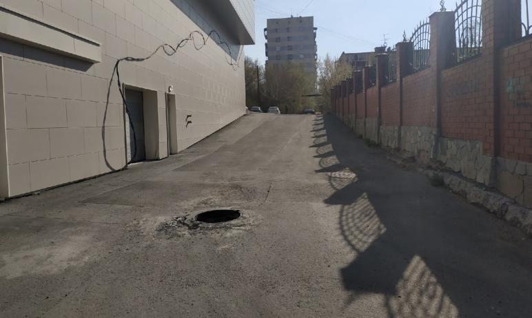 Фото На улице Российской в Челябинске пешеходов подстерегает открытый колодец