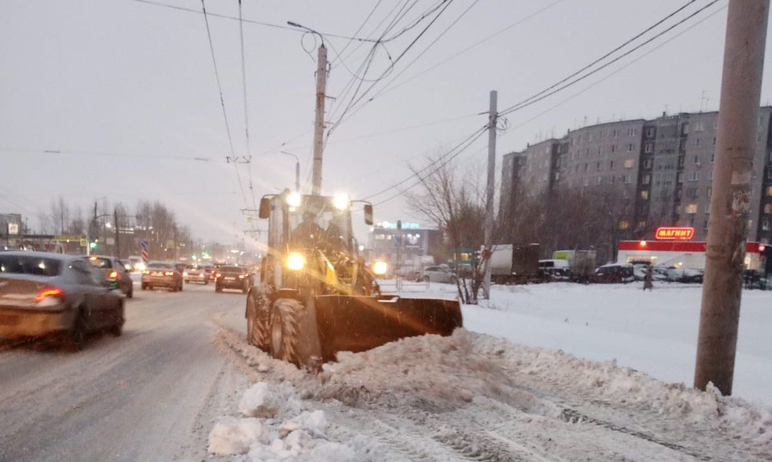 Фото В Челябинске продолжают устранять последствия снегопадов, жители критикуют качество уборки