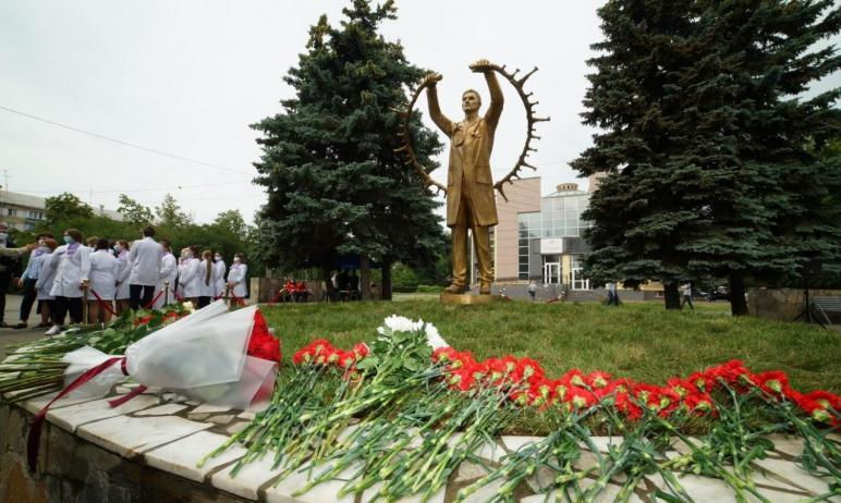 Фото В Челябинске открыли памятник врачам, борющимся с коронавирусом