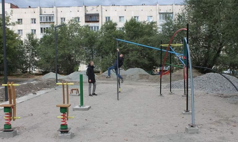 Фото  В поселке Новосинеглазово скоро закончат благоустройство сквера у пруда
