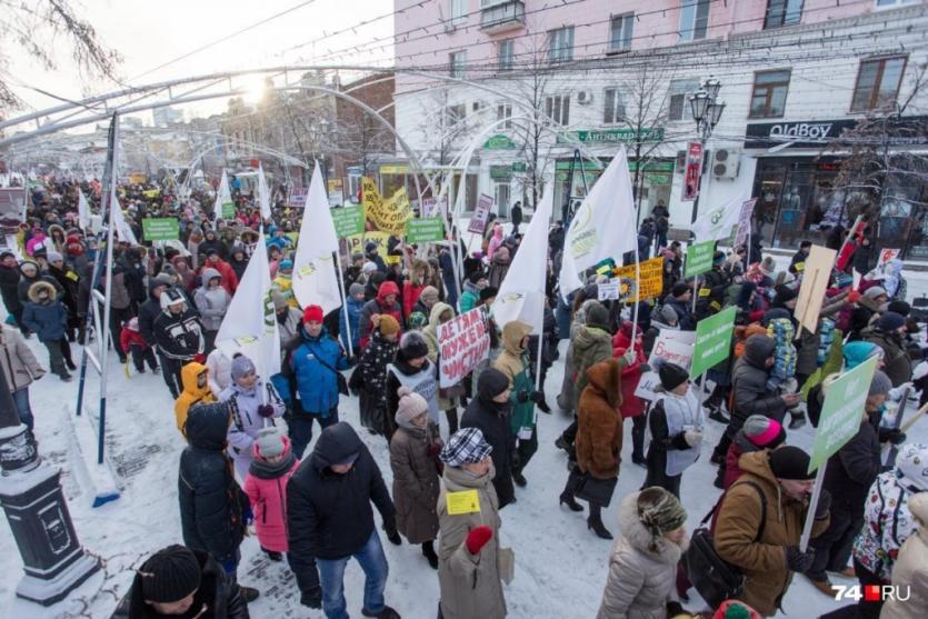 Фото В Челябинске мирная акция за чистый воздух объединила сотни людей