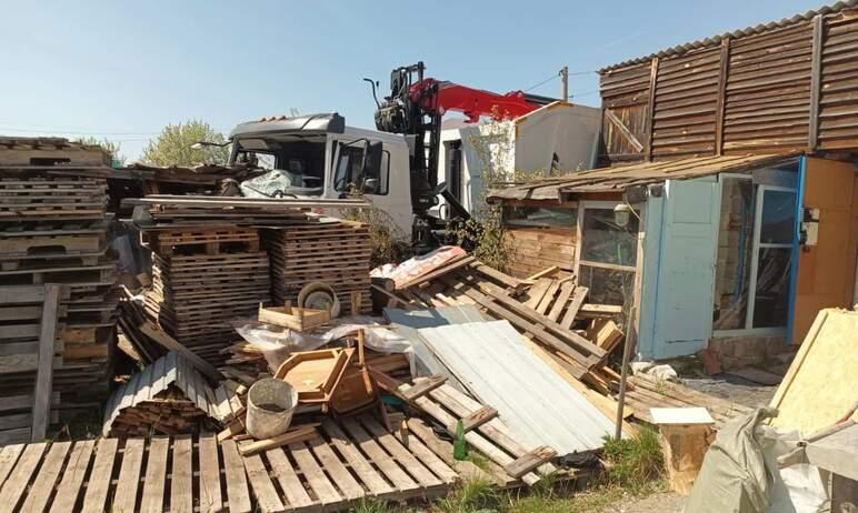 Фото В Аргаяшском районе грузовик въехал в жилые постройки, водитель в больнице