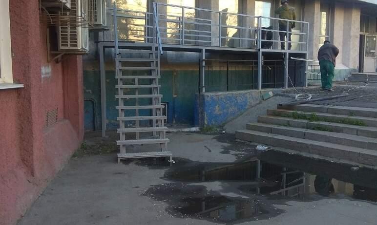 Фото Челябинские пандусы заканчиваются лестницами