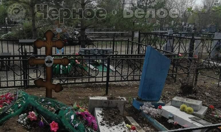 Фото В Магнитогорске вандалы устроили погром на кладбище в преддверии Родительского дня