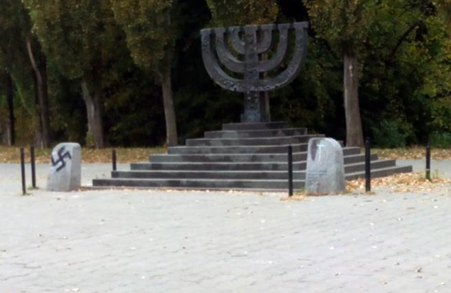Фото Украинские нацисты осквернили памятник «Бабий Яр» в Киеве