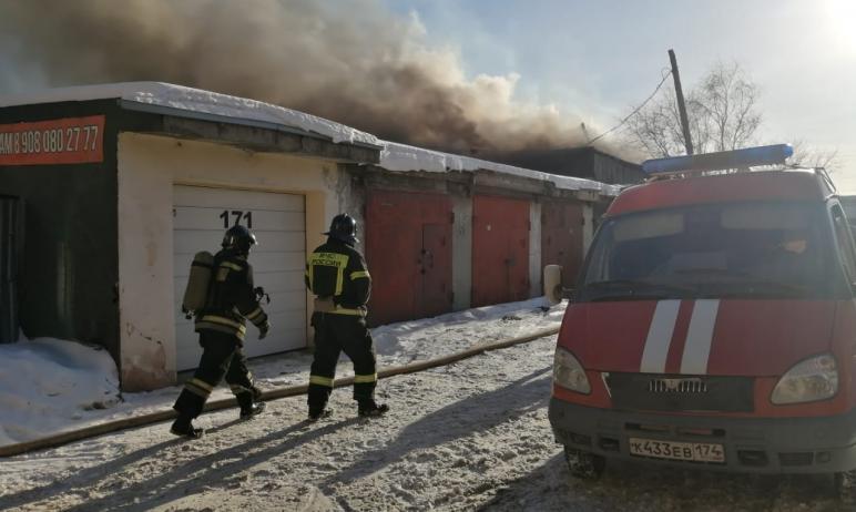 Фото В Челябинске из-за пожара район ЧТЗ заволокло черным дымом