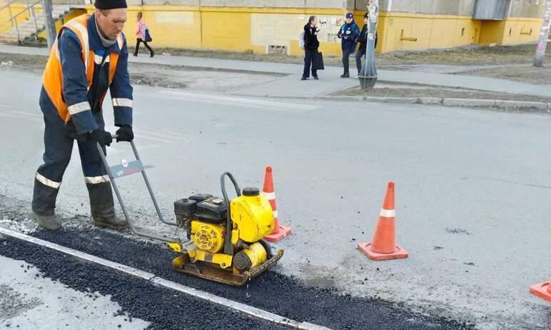 Фото В Челябинске дыры в асфальте «залатали» на площади более двух тысяч «квадратов»