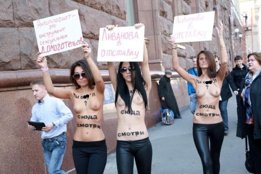 Фото Полуобнаженные девушки, протестовавшие против министра образования Ливанова,  могли быть посланницами Бурматова? 