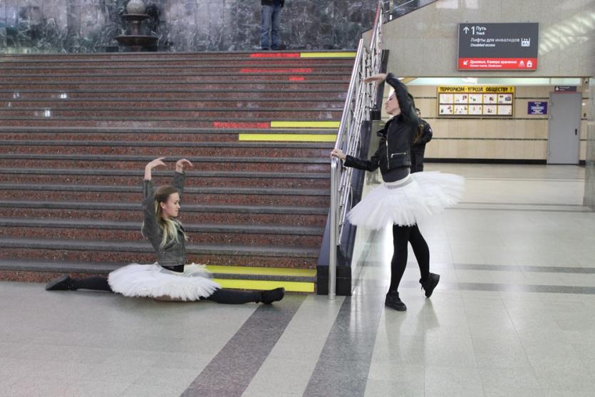 Фото Челябинские артисты устроили праздник для посетителей железнодорожного вокзала