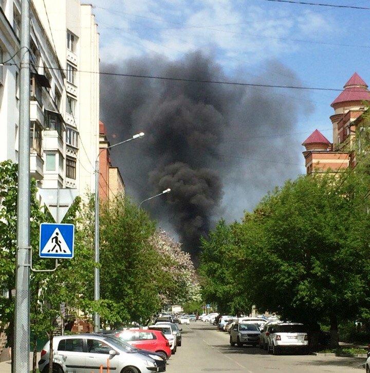 Фото МЧС тушит крупный пожар в центре Челябинска