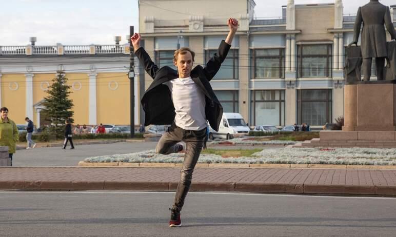 Фото Артисты театра оперы и балета подарили Челябинску на день рождения уличный спектакль