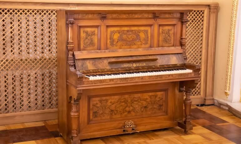 Фото  Музей челябинского театра украсили старинные фортепиано легендарных немецких фабрик