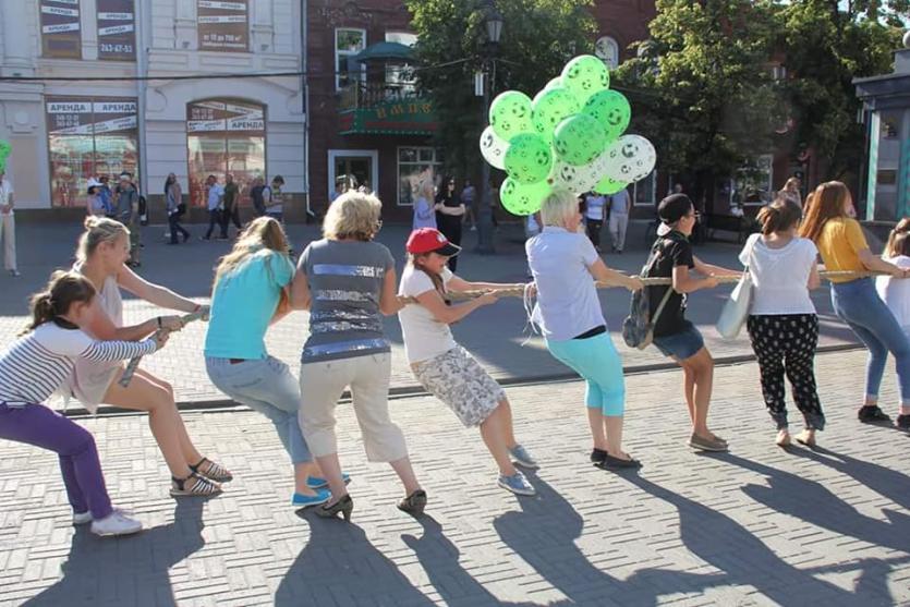 Фото В Челябинске «солнечных» детей поддержали флешмобом
