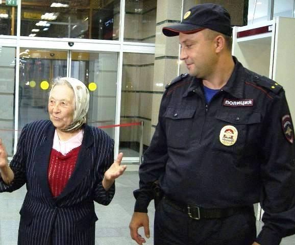 Фото Транспортные полицейские нашли в Челябинске потерявшую память пенсионерку из Уфы