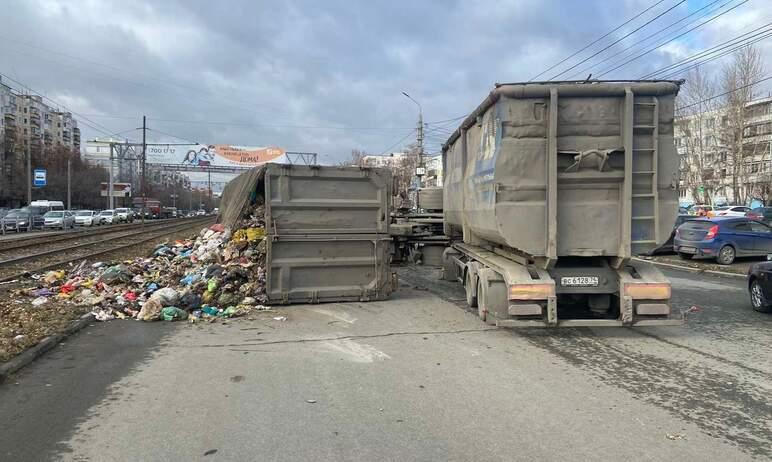 Фото В Челябинске перевернулся мусоровоз