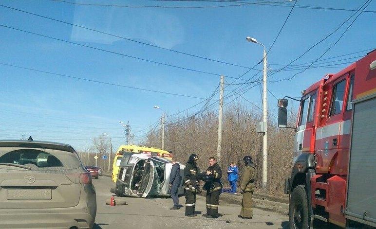 Фото В Челябинске перевернулась машина скорой помощи