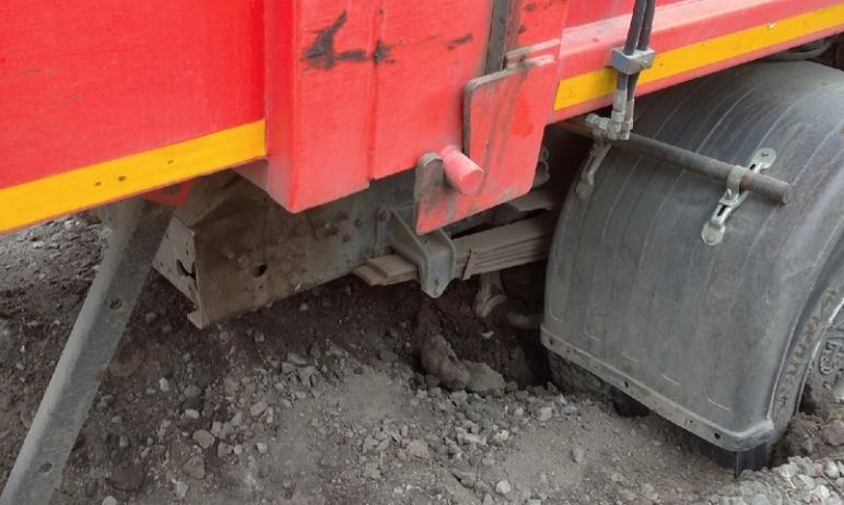 Фото    На аварийной дороге копейского поселка провалился мусоровоз 