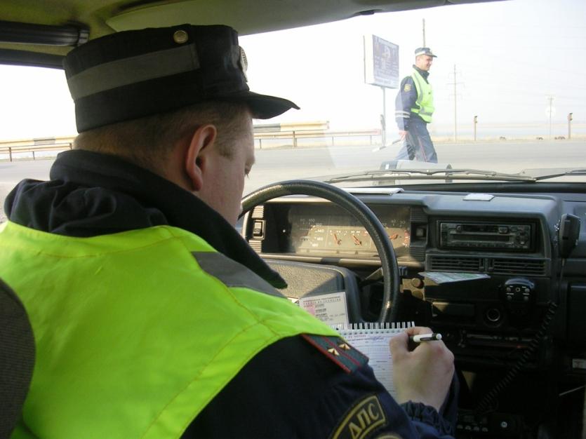 Фото Погоня в Копейске: чтобы задержать водителя с заклеенными номерами, полицейский открыл стрельбу по колесам