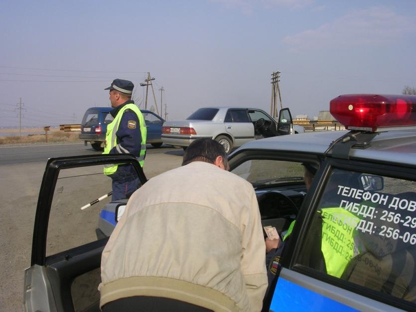 Фото Инспектор ДПС в Челябинске взял 20 тысяч рублей с двух мужчин, обещая освободить их от административного ареста