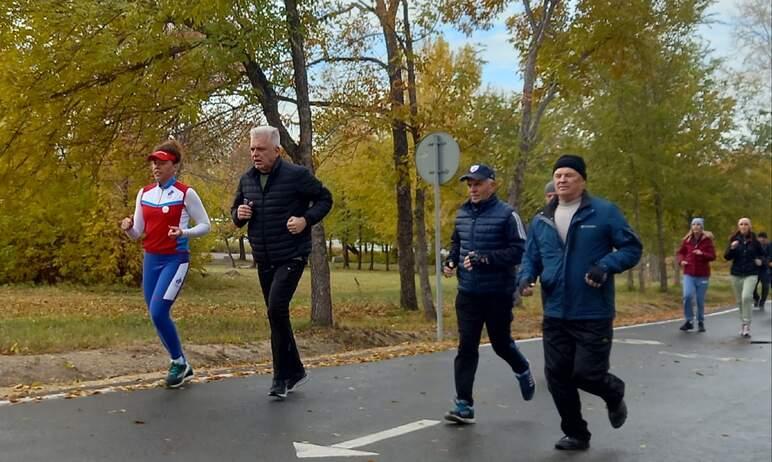 Фото В Магнитогорском парке можно пробежаться вместе с героями спорта